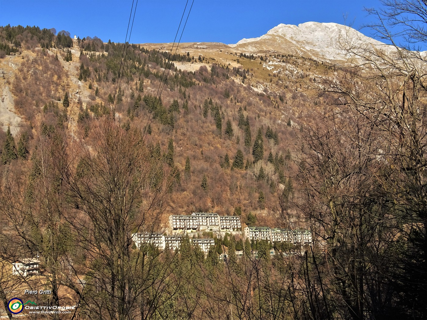 14 Plassa-condomini  (1150 m), punto di partenza Sentiero del Merlas .JPG